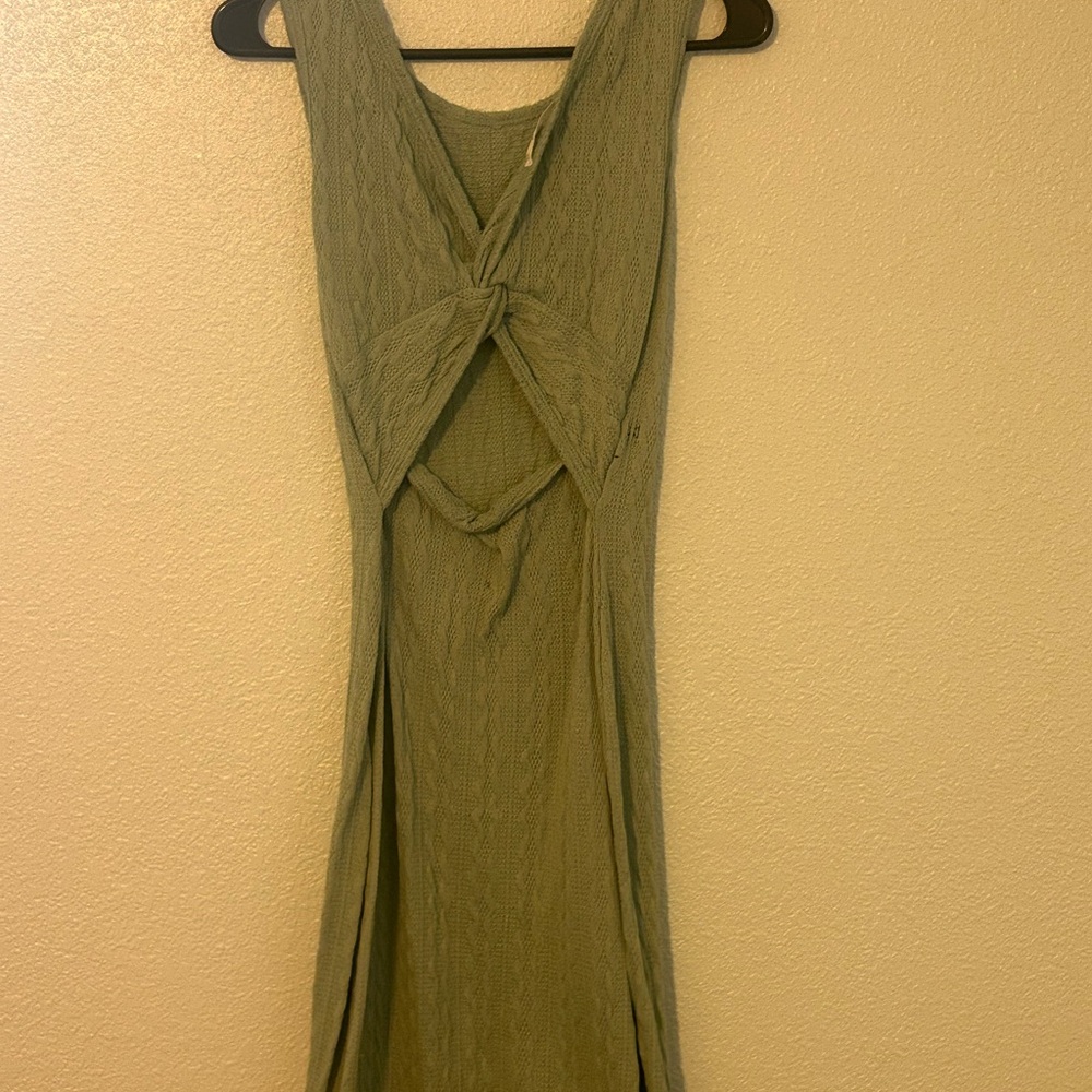 Sleek Green Ribbed Midi Dress